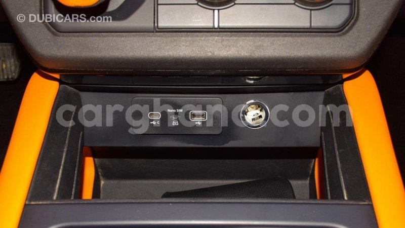 Big with watermark land rover defender ashanti import dubai 40646