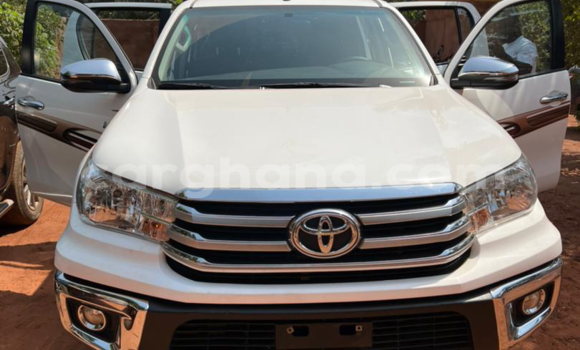 Sayi Na hannu Toyota Hilux White Mota in Tema a Greater Accra