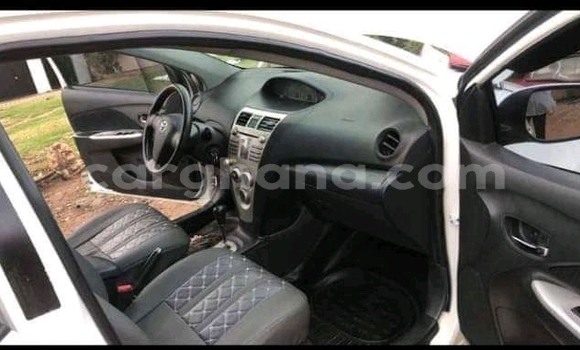 Sayi Na hannu Toyota Yaris White Mota in Accra a Greater Accra Sayi Na hannu Toyota Yaris White Mota in Accra a Greater Accra