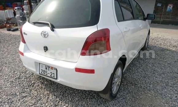 Ra Àlòkù Toyota Vitz funfun Ọkọ̀ in Accra ni Greater Accra