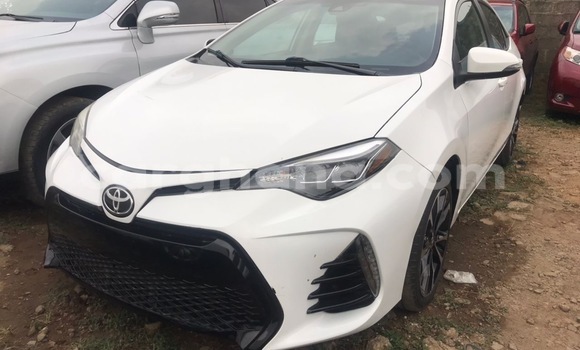 Sayi Na hannu Toyota Corolla White Mota in Tema a Greater Accra