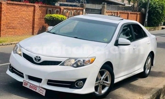 Sayi Na hannu Toyota Camry White Mota in Accra a Greater Accra Sayi Na hannu Toyota Camry White Mota in Accra a Greater Accra