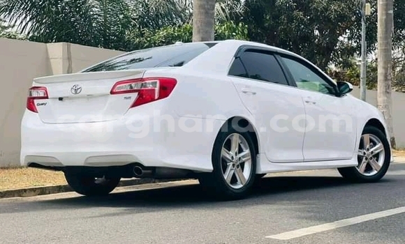 Sayi Na hannu Toyota Camry White Mota in Accra a Greater Accra Sayi Na hannu Toyota Camry White Mota in Accra a Greater Accra
