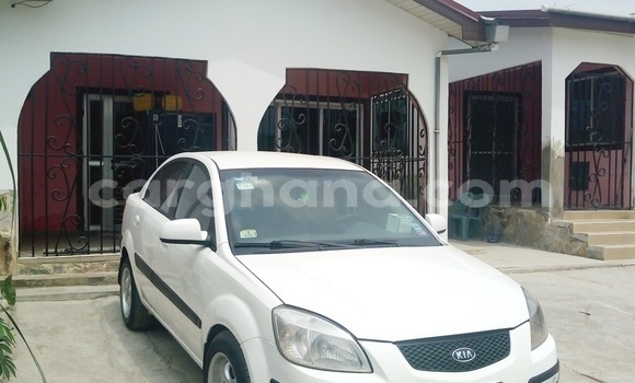 Ra Àlòkù Kia Rio funfun Ọkọ̀ in Accra ni Greater Accra