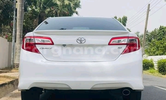 Sayi Na hannu Toyota Camry White Mota in Accra a Greater Accra Sayi Na hannu Toyota Camry White Mota in Accra a Greater Accra