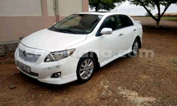 Ra Àlòkù Toyota Corolla funfun Ọkọ̀ in Accra ni Greater Accra