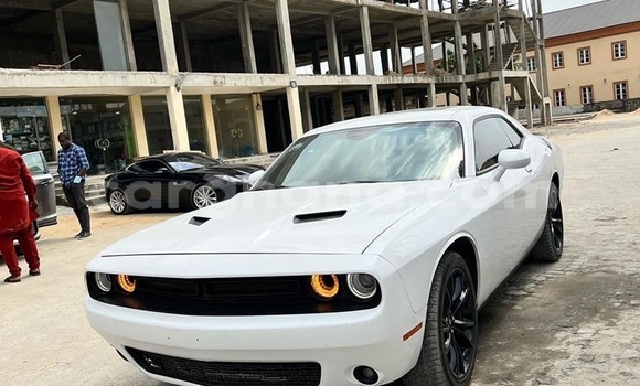Sayi Na hannu Dodge Challenger White Mota in Tema a Greater Accra