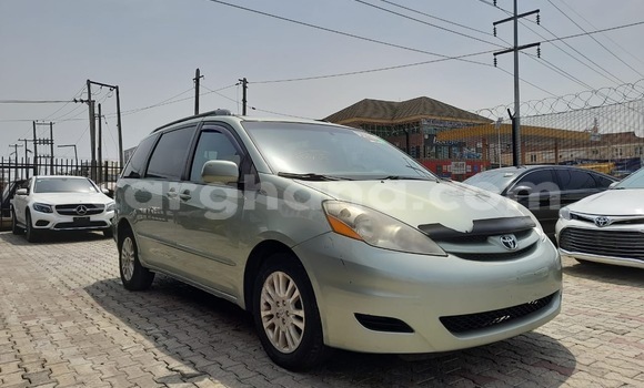Sayi Na hannu Toyota Sienna Green Mota in Tema a Greater Accra