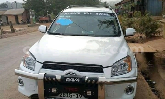Ra Àlòkù Toyota RAV4 funfun Ọkọ̀ in Accra ni Greater Accra