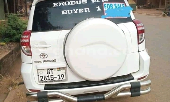 Sayi Na hannu Toyota RAV4 White Mota in Accra a Greater Accra Sayi Na hannu Toyota RAV4 White Mota in Accra a Greater Accra