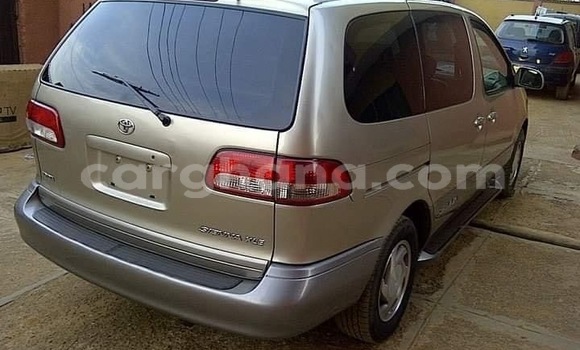 Buy Used Toyota Sienna Beige Car in Sekondi–Takoradi Metropolitan in Western
