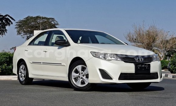 Ra Imported Toyota Camry funfun Ọkọ̀ in Import - Dubai ni Ashanti