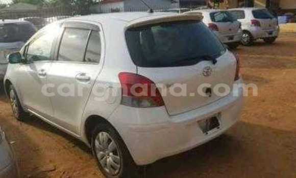Sayi Na hannu Toyota Vitz White Mota in Accra a Greater Accra Sayi Na hannu Toyota Vitz White Mota in Accra a Greater Accra