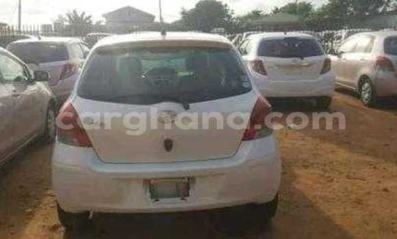 Sayi Na hannu Toyota Vitz White Mota in Accra a Greater Accra Sayi Na hannu Toyota Vitz White Mota in Accra a Greater Accra
