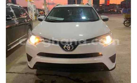 Ra Àlòkù Toyota RAV4 funfun Ọkọ̀ in Accra ni Greater Accra