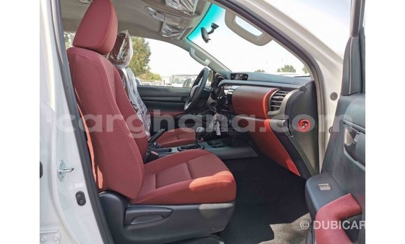 Sayi Imported Toyota Hilux White Mota in Import - Dubai a Ashanti Sayi Imported Toyota Hilux White Mota in Import - Dubai a Ashanti