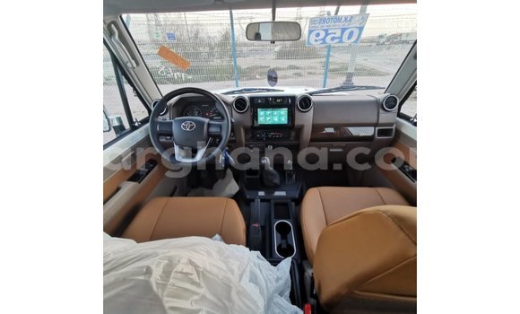 Sayi Imported Toyota Land Cruiser White Mota in Import - Dubai a Ashanti Sayi Imported Toyota Land Cruiser White Mota in Import - Dubai a Ashanti