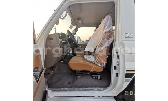Sayi Imported Toyota Land Cruiser White Mota in Import - Dubai a Ashanti Sayi Imported Toyota Land Cruiser White Mota in Import - Dubai a Ashanti