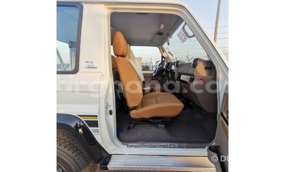Sayi Imported Toyota Land Cruiser White Mota in Import - Dubai a Ashanti Sayi Imported Toyota Land Cruiser White Mota in Import - Dubai a Ashanti