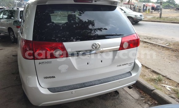Ra Àlòkù Toyota Sienna funfun Ọkọ̀ in Sekondi–Takoradi Metropolitan ni Oorun