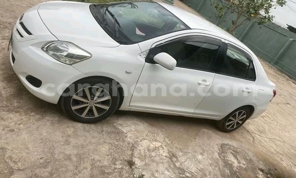 Ra Àlòkù Toyota Belta funfun Ọkọ̀ in Accra ni Greater Accra Ra Àlòkù Toyota Belta funfun Ọkọ̀ in Accra ni Greater Accra