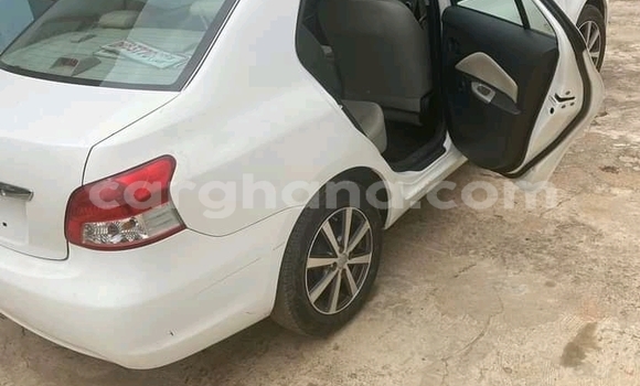 Ra Àlòkù Toyota Belta funfun Ọkọ̀ in Accra ni Greater Accra Ra Àlòkù Toyota Belta funfun Ọkọ̀ in Accra ni Greater Accra