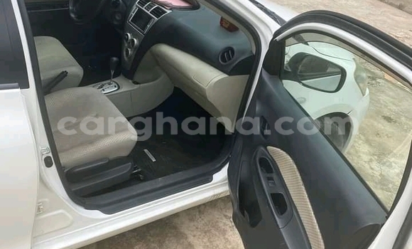 Ra Àlòkù Toyota Belta funfun Ọkọ̀ in Accra ni Greater Accra Ra Àlòkù Toyota Belta funfun Ọkọ̀ in Accra ni Greater Accra