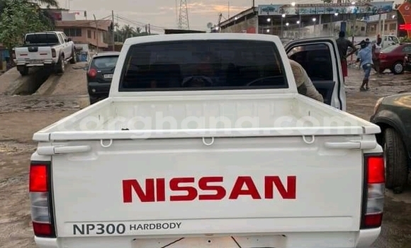 Ra Àlòkù Nissan Hardbody funfun Ọkọ̀ in Accra ni Greater Accra Ra Àlòkù Nissan Hardbody funfun Ọkọ̀ in Accra ni Greater Accra