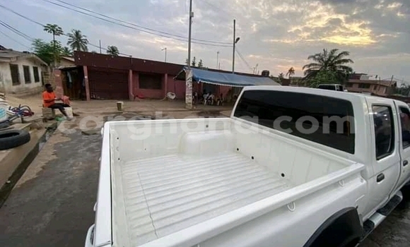 Ra Àlòkù Nissan Hardbody funfun Ọkọ̀ in Accra ni Greater Accra Ra Àlòkù Nissan Hardbody funfun Ọkọ̀ in Accra ni Greater Accra