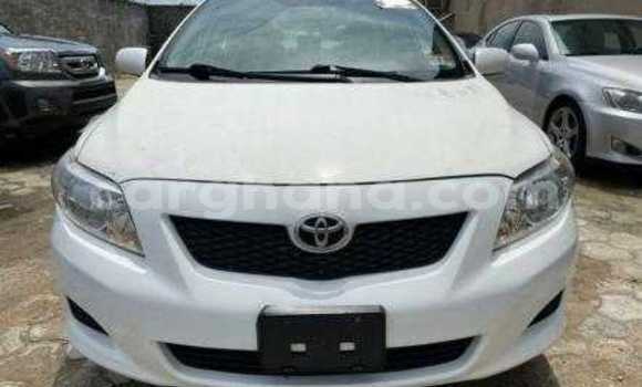 Sayi Na hannu Toyota Corolla White Mota in Accra a Greater Accra