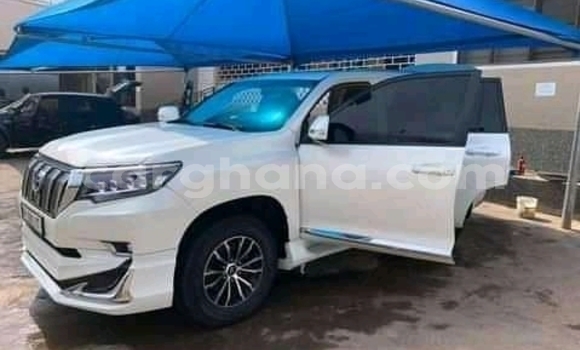 Sayi Na hannu Toyota Land Cruiser Prado White Mota in Accra a Greater Accra Sayi Na hannu Toyota Land Cruiser Prado White Mota in Accra a Greater Accra