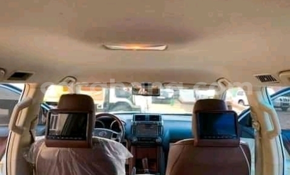 Sayi Na hannu Toyota Land Cruiser Prado White Mota in Accra a Greater Accra Sayi Na hannu Toyota Land Cruiser Prado White Mota in Accra a Greater Accra