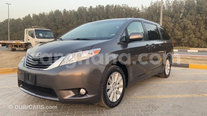 Big with watermark toyota sienna ashanti import dubai 42366