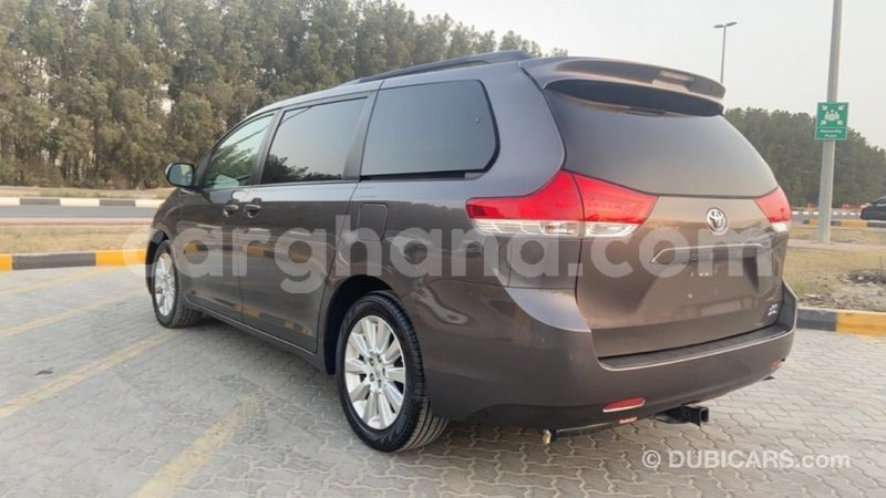 Big with watermark toyota sienna ashanti import dubai 42366