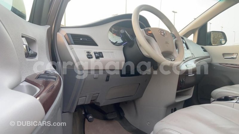 Big with watermark toyota sienna ashanti import dubai 42366