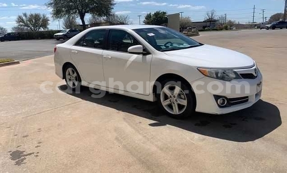 Ra Àlòkù Toyota Camry funfun Ọkọ̀ in Accra ni Greater Accra