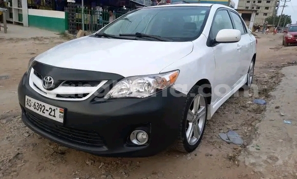 Sayi Na hannu Toyota Corolla White Mota in Accra a Greater Accra