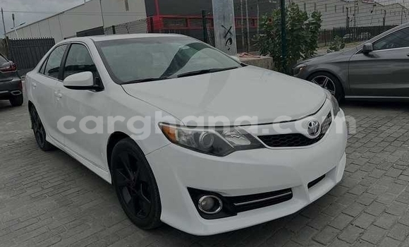 Sayi Na hannu Toyota Camry White Mota in Accra a Greater Accra Sayi Na hannu Toyota Camry White Mota in Accra a Greater Accra
