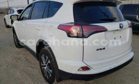 Sayi Na hannu Toyota RAV4 White Mota in Accra a Greater Accra Sayi Na hannu Toyota RAV4 White Mota in Accra a Greater Accra