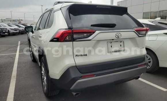Sayi Na hannu Toyota RAV4 White Mota in Accra a Greater Accra Sayi Na hannu Toyota RAV4 White Mota in Accra a Greater Accra