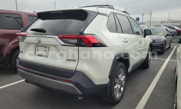 Sayi Na hannu Toyota RAV4 White Mota in Accra a Greater Accra Sayi Na hannu Toyota RAV4 White Mota in Accra a Greater Accra