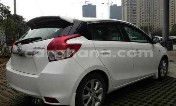 Ra Àlòkù Toyota Yaris funfun Ọkọ̀ in Accra ni Greater Accra Ra Àlòkù Toyota Yaris funfun Ọkọ̀ in Accra ni Greater Accra