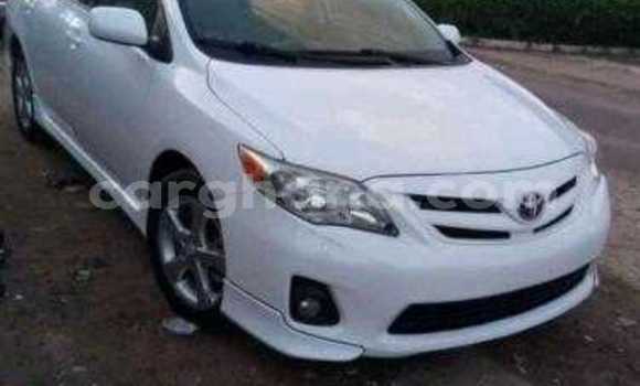 Ra Àlòkù Toyota Corolla funfun Ọkọ̀ in Accra ni Greater Accra