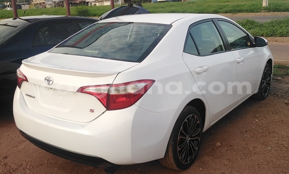 Ra Àlòkù Toyota Corolla funfun Ọkọ̀ in Adenta ni Greater Accra Ra Àlòkù Toyota Corolla funfun Ọkọ̀ in Adenta ni Greater Accra