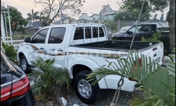 Sayi Na hannu Toyota Hilux White Mota in Accra a Greater Accra