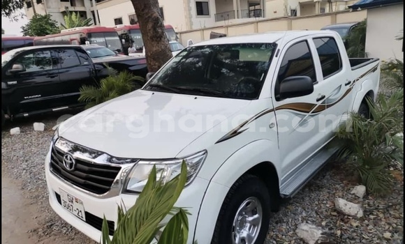 Sayi Na hannu Toyota Hilux White Mota in Accra a Greater Accra Sayi Na hannu Toyota Hilux White Mota in Accra a Greater Accra