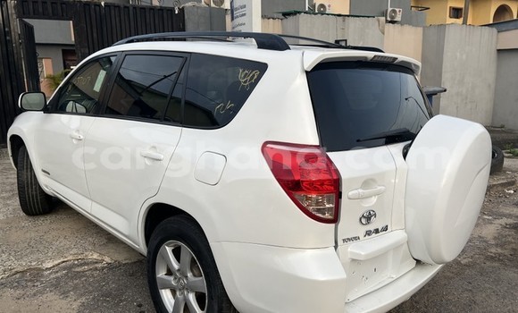 Sayi Na hannu Toyota RAV4 White Mota in Sekondi–Takoradi Metropolitan a Yamma Sayi Na hannu Toyota RAV4 White Mota in Sekondi–Takoradi Metropolitan a Yamma