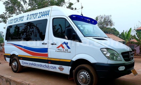 Sayi Na hannu Mercedes‒Benz 300CD White Mota in Accra a Greater Accra