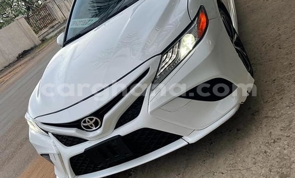 Ra Àlòkù Toyota Camry funfun Ọkọ̀ in Accra ni Greater Accra