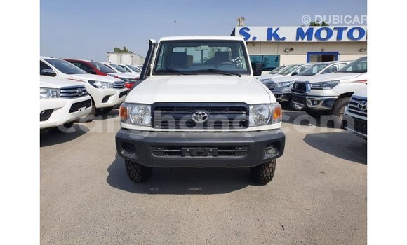 Sayi Imported Toyota Land Cruiser White Mota in Import - Dubai a Ashanti Sayi Imported Toyota Land Cruiser White Mota in Import - Dubai a Ashanti